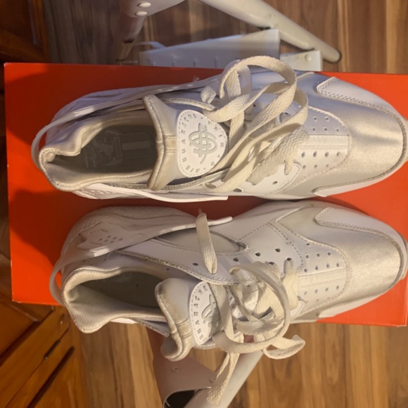 All white NIKE Hurache - Picture 4 of 4